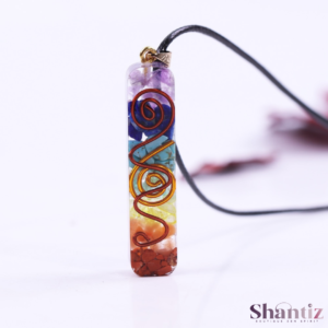pendentif orgonite en forme d'amulette avec les pierres des 7 chakras