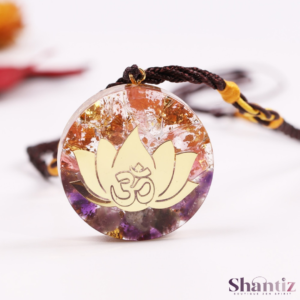 pendentif orgonite en améthyste et or avec en symbole un lotus