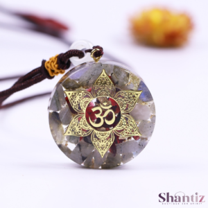 pendentif orgonite en grenat et labradorite avec le symbole Om