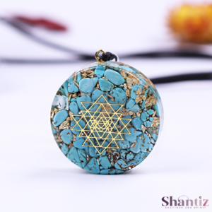 pendentif orgonite en turquoise symbole Sri Yantra